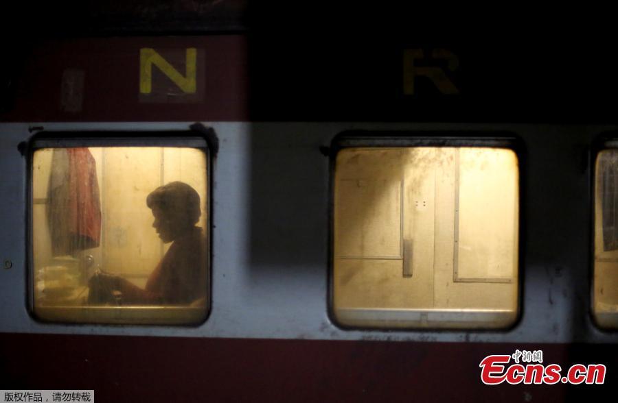 The National Railways of Zimbabwe has suffered from a decade-long economic recession in the country and is seriously indebted. Due to neglect of maintenance and a lack of spare parts, only part of the railway network remains in good condition. Steam locomotives, although capable of speeds of just 25 to 30 kilometers per hour, have been reintroduced since 2004 as coal is in relatively good supply. The country has approved a plan to recapitalize its rail operations. (Photo/Agencies)