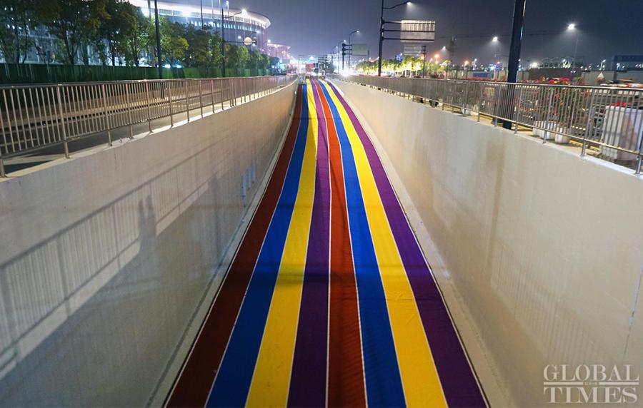 The entrance to an underground parking lot is decorated with bright colors. (Photo: Yang Hui/GT)
