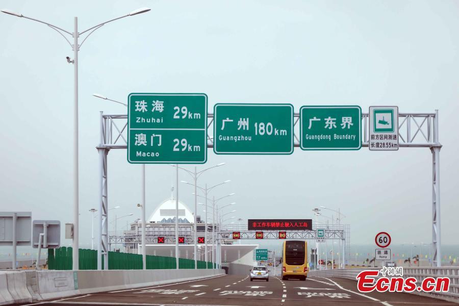 The first coach drives on the Zhuhai-Hong Kong-Macao Bridge, Octo. 24, 2018. (Photo: China News Service/Hong Shaokui)