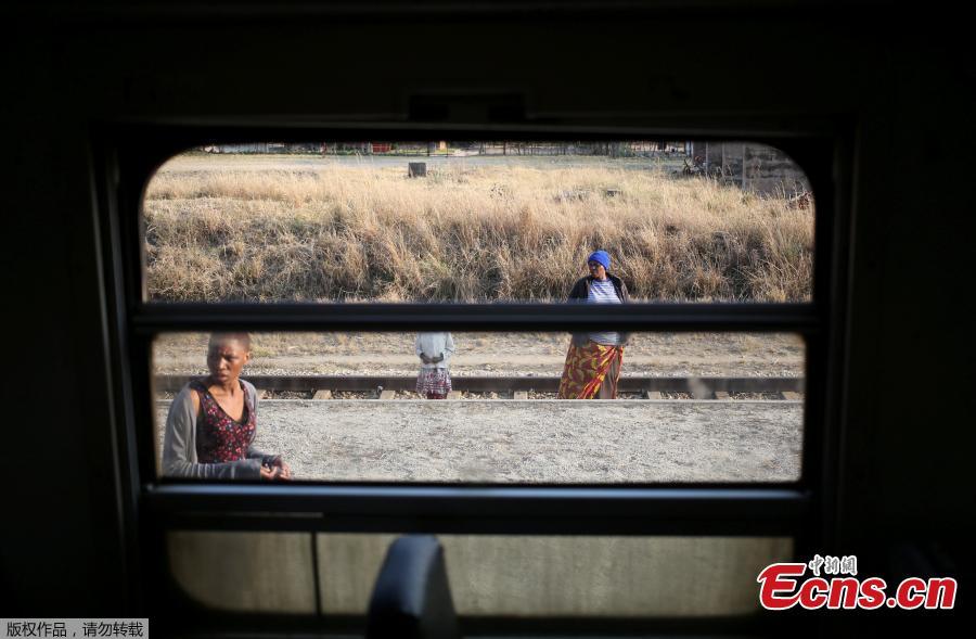 The National Railways of Zimbabwe has suffered from a decade-long economic recession in the country and is seriously indebted. Due to neglect of maintenance and a lack of spare parts, only part of the railway network remains in good condition. Steam locomotives, although capable of speeds of just 25 to 30 kilometers per hour, have been reintroduced since 2004 as coal is in relatively good supply. The country has approved a plan to recapitalize its rail operations. (Photo/Agencies)