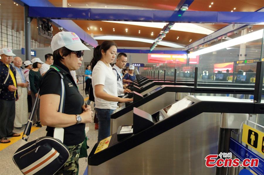 Passengers line up to board coaches crossing the Hong Kong-Zhuhai-Macao Bridge, Octo. 24, 2018. (Photo: China News Service/Lu Shaolong)