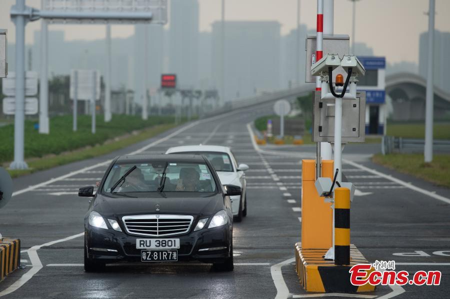 The first private car passes the Macao Port on the Zhuhai-Hong Kong-Macao Bridge, Oct. 24, 2018. (Photo: China News Service/Zhong Xin)