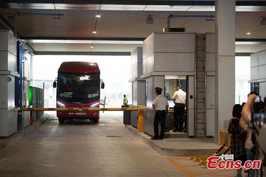 The first coach departs from the Macao Port of the Zhuhai-Hong Kong-Macao Bridge, Oct. 24, 2018. (Photo: China News Service/Zhong Xin)