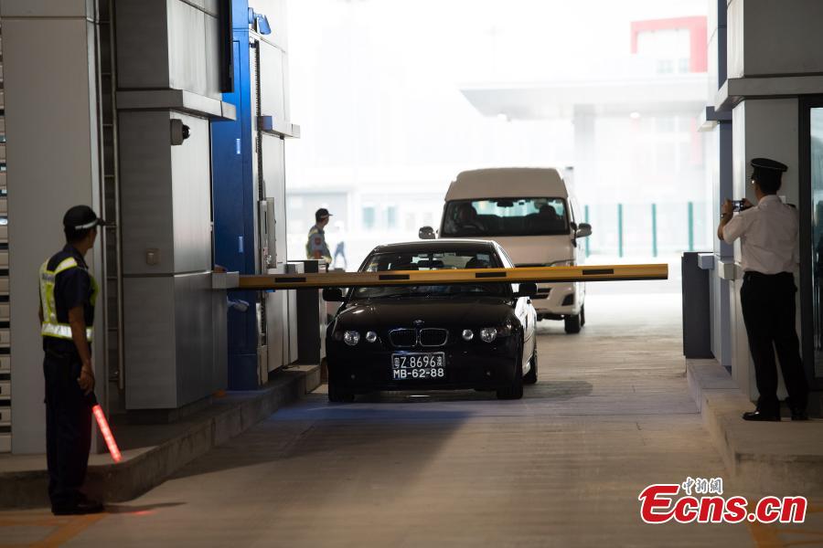 The first private car passes the Macao Port on the Zhuhai-Hong Kong-Macao Bridge, Oct. 24, 2018. (Photo: China News Service/Zhong Xin)