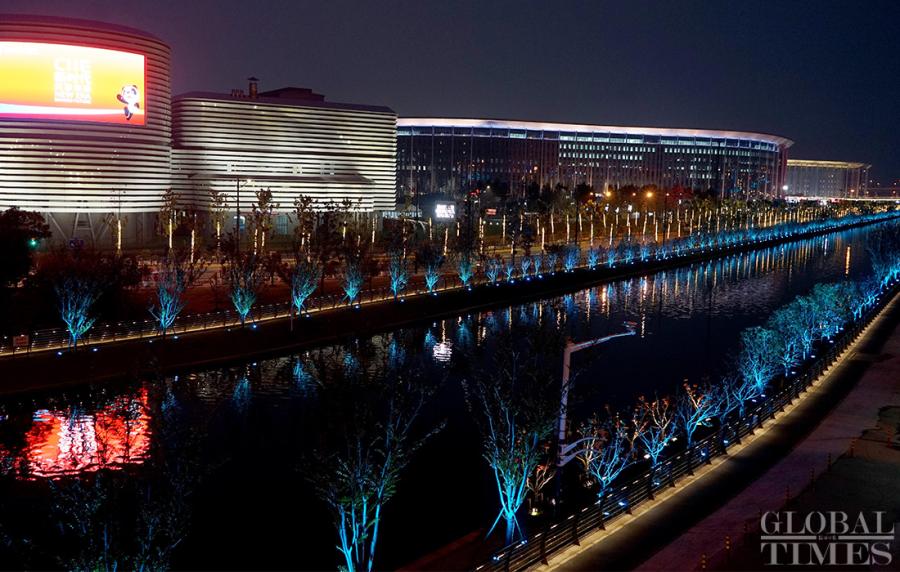 The CIIE main venue is reflected in the calm water. (Photo: Yang Hui/GT)