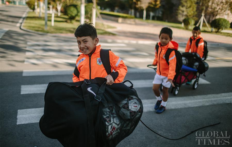 Young athletes take the training equipment to the training venue. (Photo: Li Hao/GT)