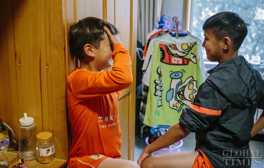 Two young players talk in the dormitory. (Photo: Li Hao/GT)