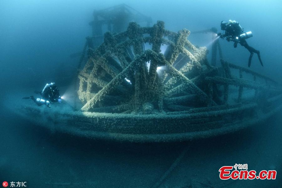 Photographer Becky Kagan Schott, 36, discovered a sunken paddle boat at the bottom of Lake Huron in Michigan, 154 years after it disappeared. The vessel\'s preserved features include a decorative steering pole and brass as well as its anchors. The pre-civil war side wheel steamboat was built in 1846 and even 154 years after her sinking, the Great Lakes have preserved this 172-year-old ship. (Photo/IC)