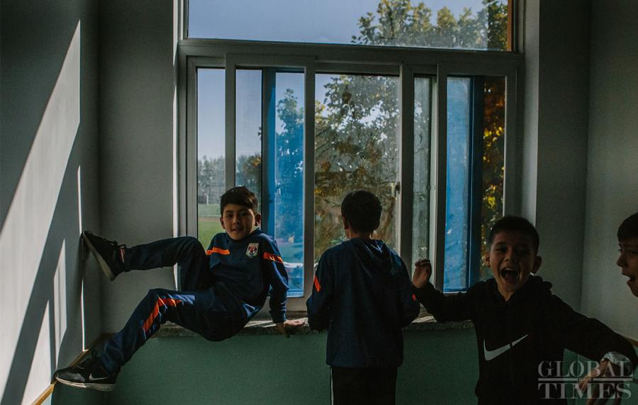 Letting out some energy, the boys play and rest during the break. (Photo: Li Hao/GT)