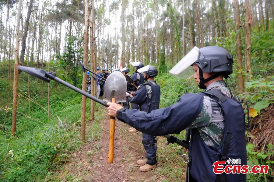 PLA soldiers prepare for a mine clearance operation in border city of Pingxiang, South China\'s Guangxi Zhuang Autonomous Region. The PLA soldiers detonated on Thursday, Oct. 25, 2018 the last mine in a minefield in Pingxiang. The operation marked the completion of a years-long landmine-sweeping mission in the Guangxi section of the Sino-Vietnam border, clearing the dangerous historical legacy that has hindered border development. (Photo: China News Service/Jiang Xuelin)