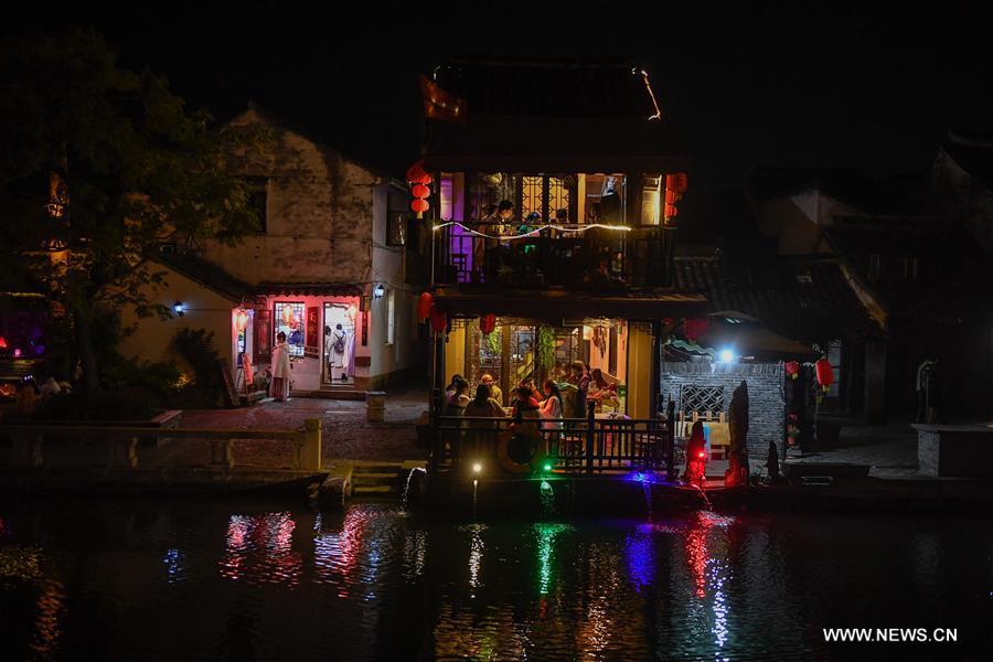 Photo taken on Oct. 26, 2018 shows the night view of Xitang ancient town in Jiashan County, east China\'s Zhejiang Province. (Xinhua/Huang Zongzhi)