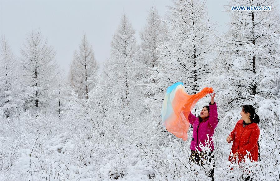 <?php echo strip_tags(addslashes(People enjoy the snow scenery at a scenic spot in Oroqen Autonomous Banner of Hulun Buir, north China's Inner Mongolia Autonomous Region, Oct. 26, 2018. A snowfall hit Oroqen Autonomous Banner of Hulun Buir on Friday.(Xinhua/Hou Yupeng))) ?>