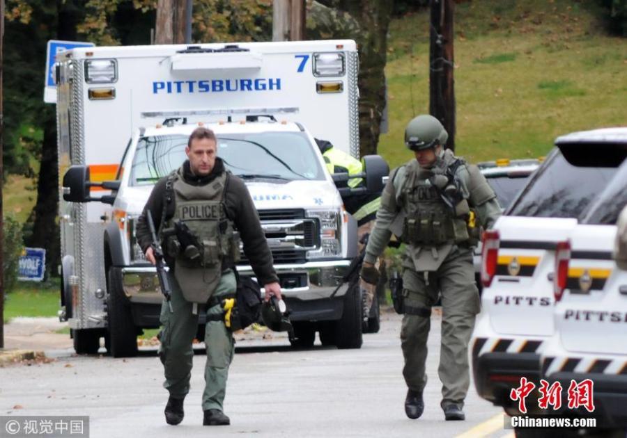 Two SWAT police officers respond after a gunman opened fire at the Tree of Life synagogue in Pittsburgh, Pennsylvania, U.S., October 27, 2018.  (Photo/VCG)