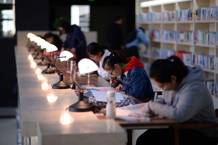 <?php echo strip_tags(addslashes(The library of Taiyuan Normal University has been attracting much attention from the students since its being put into use recently in Taiyuan, capital city of North China's Shanxi Province. (Photo by Song Jidong for chinadaily.com.cn))) ?>
