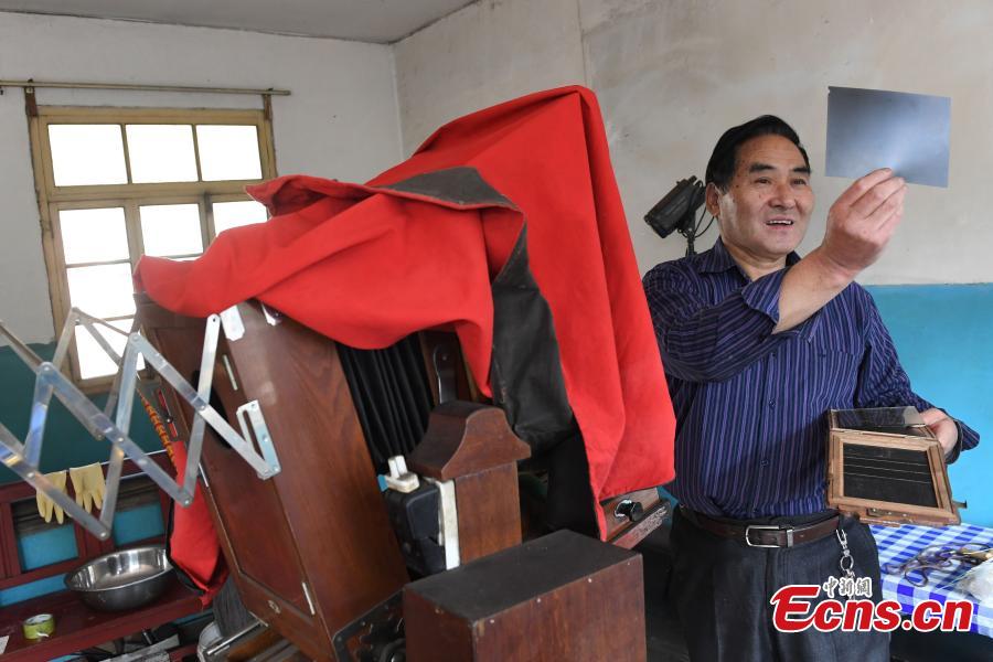 <?php echo strip_tags(addslashes(Photographer Wei Jixiong takes photos with an old-fashioned film camera at the Agan Photo Studio in Lanzhou City, Northwest China’s Gansu Province, Oct. 27, 2018. Since Wei began working at the studio in the 1970s, he has continually used film cameras to take photos for customers despite the popularity of digital cameras. (Photo: China News Service/Yang Yanmin))) ?>