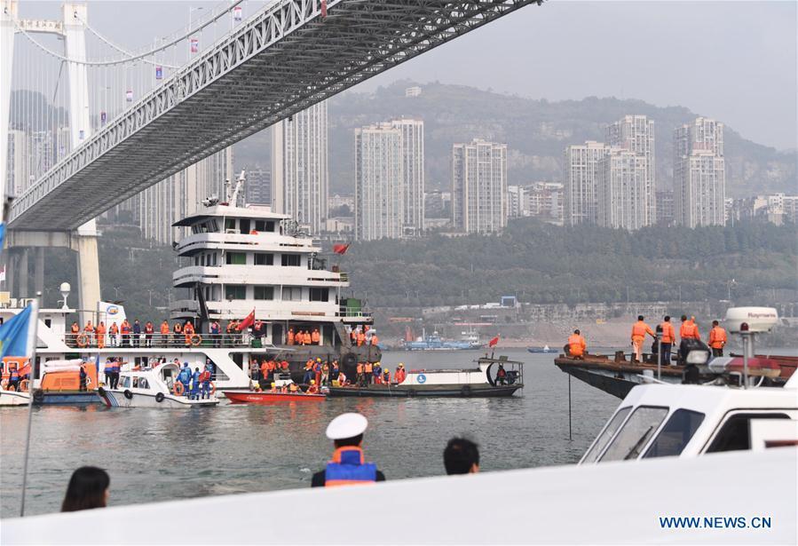 Photo taken on Oct. 29, 2018 shows rescuers working at the accident site in Wanzhou District, southwest China\'s Chongqing. Fifteen people were confirmed to have been on a bus that plunged into the Yangtze River in Chongqing on Sunday, local authorities said Monday. Two bodies have been retrieved from the river so far, but their identities are not yet known. The bus veered onto the wrong side of the road and collided into an oncoming private car before breaking through road fencing and flying off a bridge in Wanzhou District at 10:08 a.m. Sunday. Rescue work is still ongoing. With the help of a sonar system, professional rescue ships located an 11-meter-long and three-meter-wide object on the river bottom and it was believed that it is the sunken bus. (Xinhua/Wang Quanchao)