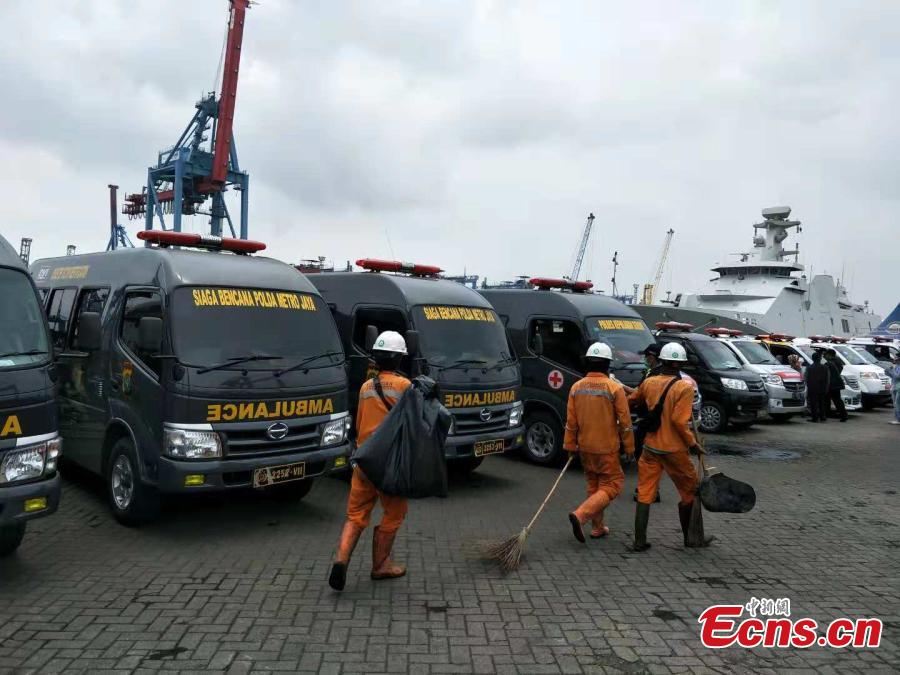 Indonesian rescue team members wait for bodies of those who perished in the Lion Air flight JT610 crash at Tanjung Priok port in Jakarta, Indonesia, Oct. 30, 2018. Indonesia on Tuesday stepped up a search for an airliner that plunged into the sea with all 189 aboard feared dead, deploying underwater beacons to trace its black box recorders and uncover why an almost-new plane crashed minutes after take-off. (Photo: China News Service/Lin Yongchuan)
