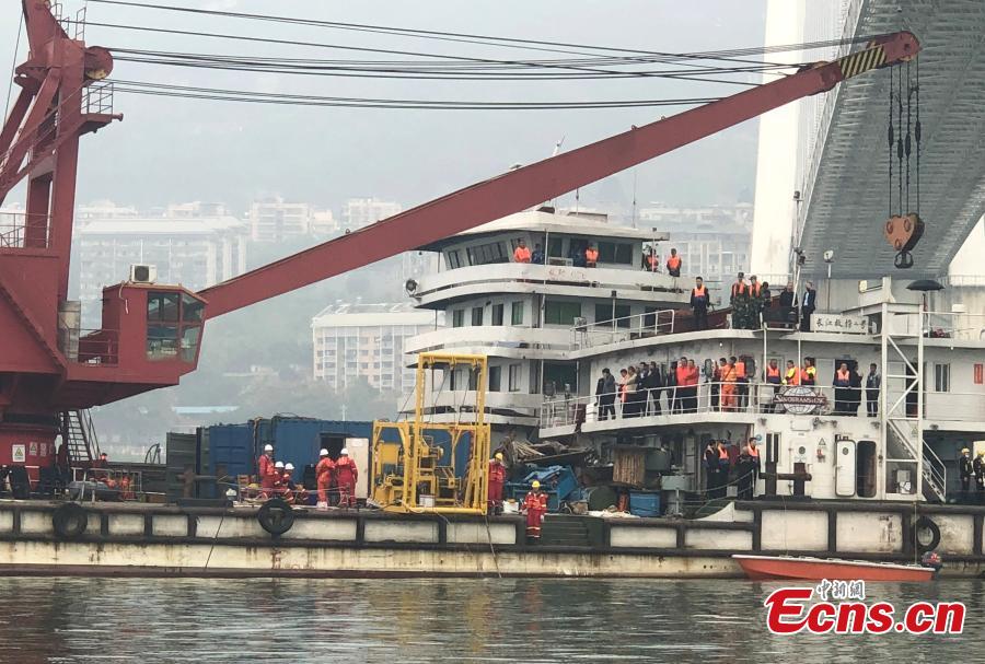 Rescuers work at the site of a bus accident in Wanzhou District, Southwest China\'s Chongqing Municipality, Oct. 30, 2018. The bus carrying a dozen passengers veered onto the wrong side of the road and collided with a car before plunging into the Yangtze River. Rescuers began to retrieve the bodies and salvage the bus on Tuesday morning. (Photo: China News Service/Liu Xianglin)