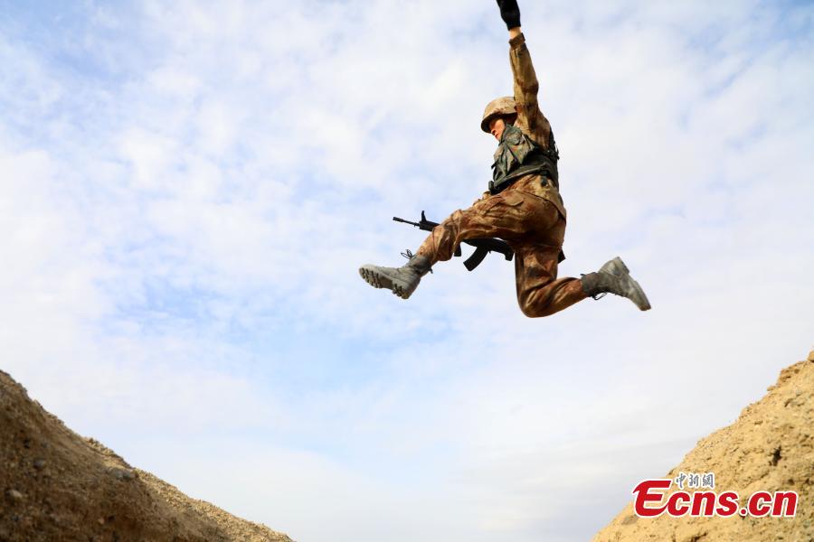 New soldiers undergo training at a military base in Northwest China’s Xinjiang Uygur Autonomous Region, Oct. 29, 2018. The training programs focused on battlefield protection skills. (Photo: China News Service/Luo Xingcang)