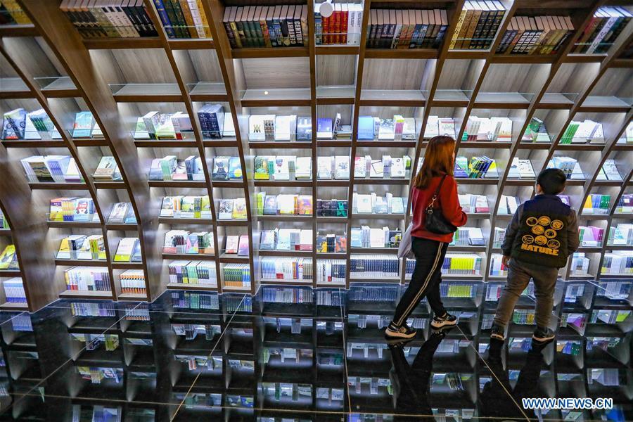 Readers browse at a bookstore named Zhongshuge in Guanshanhu District of Guiyang, southwest China\'s Guizhou Province, Oct. 28, 2018. The design of the bookstore Zhongshuge is inspired by the unique karst landform in Guizhou. (Xinhua/Liu Xu)