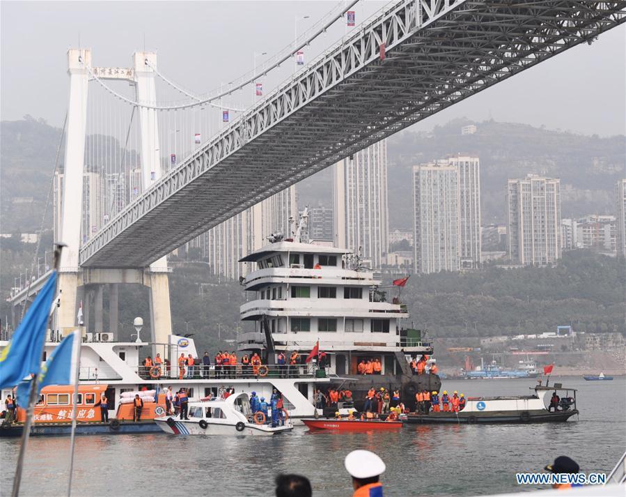 Photo taken on Oct. 29, 2018 shows rescuers working at the accident site in Wanzhou District, southwest China\'s Chongqing. Fifteen people were confirmed to have been on a bus that plunged into the Yangtze River in Chongqing on Sunday, local authorities said Monday. Two bodies have been retrieved from the river so far, but their identities are not yet known. The bus veered onto the wrong side of the road and collided into an oncoming private car before breaking through road fencing and flying off a bridge in Wanzhou District at 10:08 a.m. Sunday. Rescue work is still ongoing. With the help of a sonar system, professional rescue ships located an 11-meter-long and three-meter-wide object on the river bottom and it was believed that it is the sunken bus. (Xinhua/Wang Quanchao)