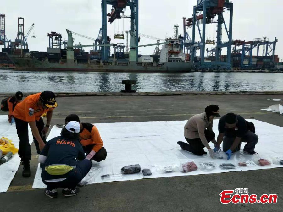 Rescue workers lay out recovered belongings believed to be from the crashed Lion Air flight JT610 at Tanjung Priok port in Jakarta, Indonesia, Oct. 30, 2018. Indonesia on Tuesday stepped up a search for an airliner that plunged into the sea with all 189 aboard feared dead, deploying underwater beacons to trace its black box recorders and uncover why an almost-new plane crashed minutes after take-off. (Photo: China News Service/Lin Yongchuan)