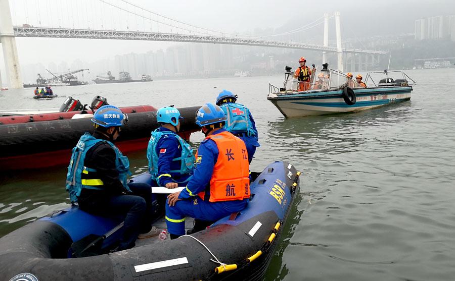 Rescuers search on Monday for passengers who were aboard a bus that plunged into the Yangtze River in Chongqing. (Photo by Zhao Hui/For China Daily) 

Vehicle located 71 meters beneath water\'s surface; 2 bodies recovered

Rescuers have drafted a plan to salvage a bus that broke through a guardrail and plunged into the Yangtze River with an estimated 15 passengers onboard in Chongqing municipality on Sunday morning.

Two bodies were recovered from the water.

With the help of sonar, rescuers located the bus 71 meters below the surface, the Ministry of Emergency Management said in a statement on Monday.

Divers will attach ropes from floating cranes to lift the vehicle out, the statement said.