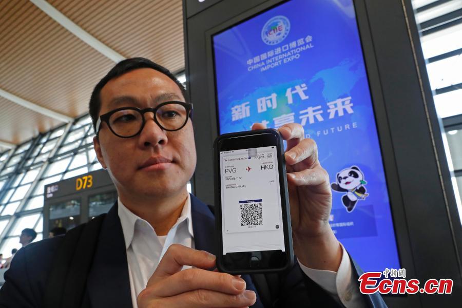 Passenger Zhang Lian, set to board a Cathay Pacific flight from Shanghai to Hong Kong, uses just a QR code to complete security and check-in procedures in approximately 10 minutes at Shanghai Pudong International Airport, Oct. 29, 2018. The airport is the first Chinese mainland airport to adopt paperless check-in for outbound passengers. (Photo: China News Service/Yin Liqin)