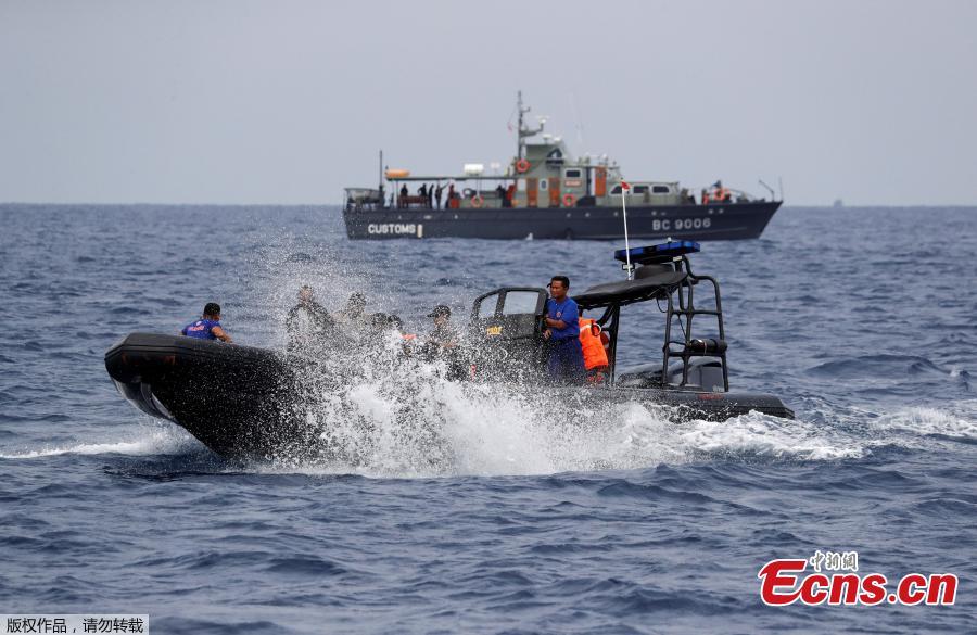 Rescue team members on an inflatable raft head to the location where Lion Air flight JT610 crashed into the sea, in the north coast of Karawang regency, West Java province Indonesia, Oct. 30, 2018. Indonesia on Tuesday stepped up a search for an airliner that plunged into the sea with all 189 aboard feared dead, deploying underwater beacons to trace its black box recorders and uncover why an almost-new plane crashed minutes after take-off. (Photo/Agencies)