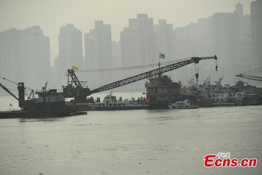 A floating crane is on standby to lift a bus that plunged into the Yangtze River in Wanzhou District, Southwest China\'s Chongqing Municipality, Oct. 31, 2018. An initial police investigation found that 15 people, including the bus driver, were on the bus at the time of the accident. (Photo: China News Service/Chen Chao)