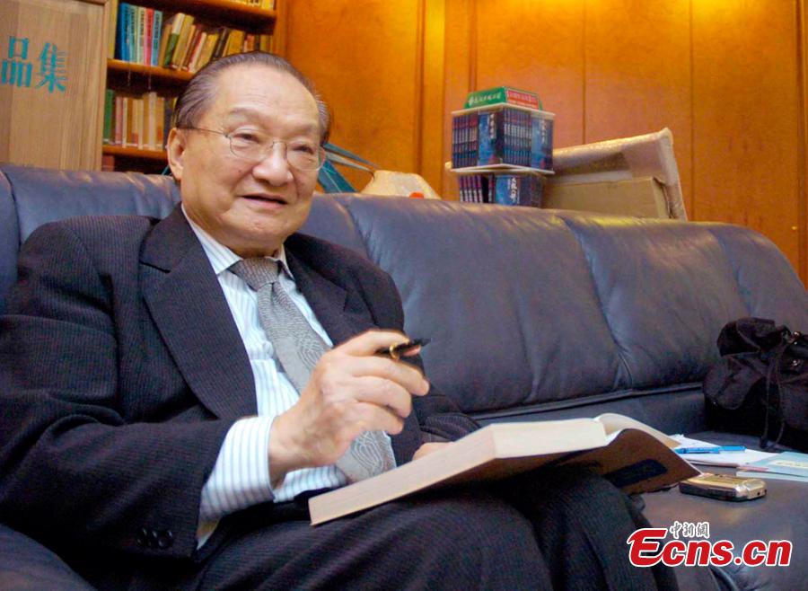 Louis Cha delivers a speech at Peking University in Beijing, Jun. 18, 2007. (Photo/IC)