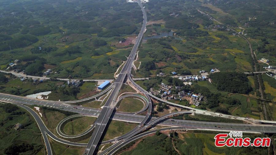 <?php echo strip_tags(addslashes(Photo taken from the air shows an expressway linking Nanning Wuxu International Airport with Datang Town of Nanning City, Southwest China’s Guangxi Zhuang Autonomous Region, Oct. 30, 2018. The expressway will improve transportation networks among the region’s three seaports and Friendship Pass near the border between China and Vietnam when it opens next month. (Photo: China News Service/He Qiudi))) ?>