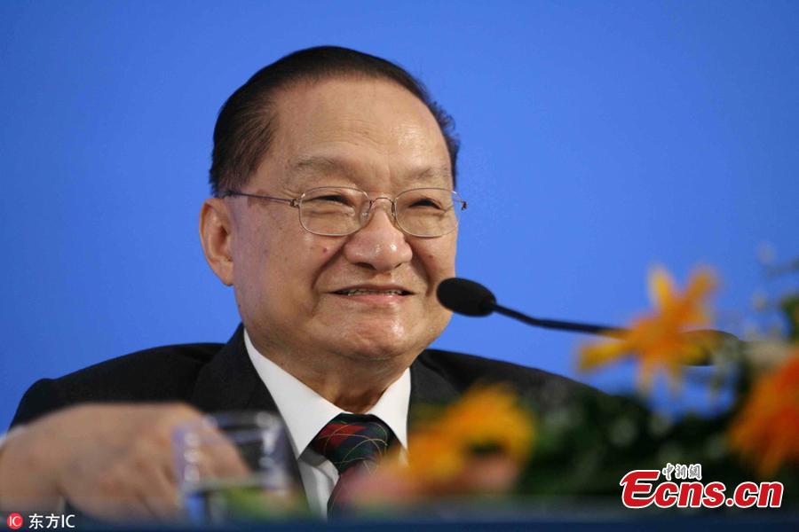 Louis Cha delivers a speech at Peking University in Beijing, Jun. 18, 2007. (Photo/IC)