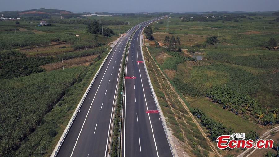 <?php echo strip_tags(addslashes(Photo taken from the air shows an expressway linking Nanning Wuxu International Airport with Datang Town of Nanning City, Southwest China’s Guangxi Zhuang Autonomous Region, Oct. 30, 2018. The expressway will improve transportation networks among the region’s three seaports and Friendship Pass near the border between China and Vietnam when it opens next month. (Photo: China News Service/He Qiudi))) ?>