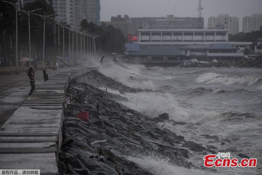 Strong waves pound the waterfront as weather patterns from Typhoon Yutu affect Manila Bay on Oct. 30, 2018. Typhoon Yutu slammed into the Philippines on Tuesday with fierce winds that sheared off roofs and snapped trees in half, after thousands were evacuated ahead of the powerful storm\'s arrival. (Photo/Agencies)