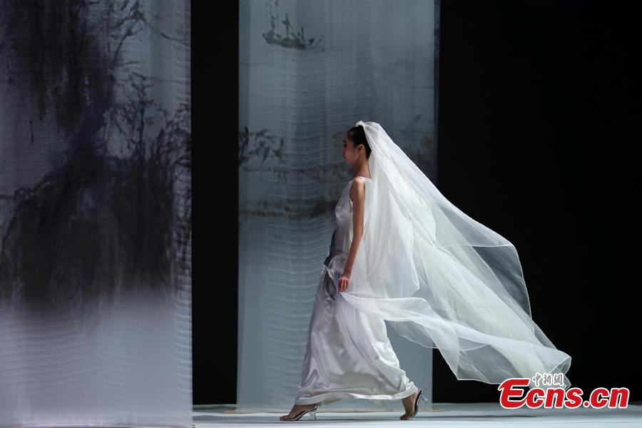 A model presents a creation by designer Deng Zhaoping at China Fashion Week in Beijing, China, Oct. 30, 2018. (Photo: China News Service/Sheng Jiapeng)