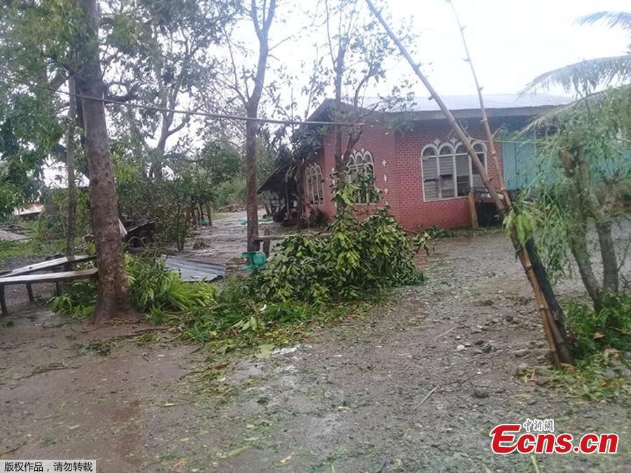 Typhoon Yutu slammed into the Philippines on Tuesday with fierce winds that sheared off roofs and snapped trees in half, after thousands were evacuated ahead of the powerful storm\'s arrival. (Photo/Agencies)