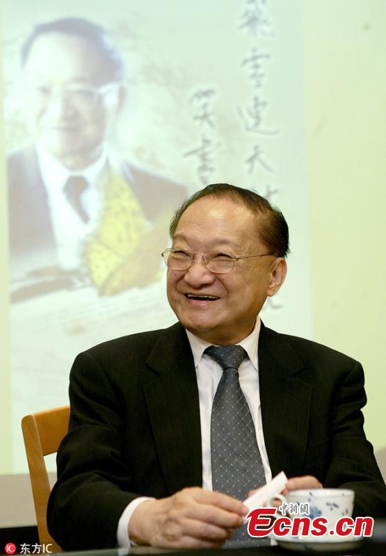 Louis Cha visits Yuan-Liou Publishing Company, Sept. 20, 2005. (Photo/IC)