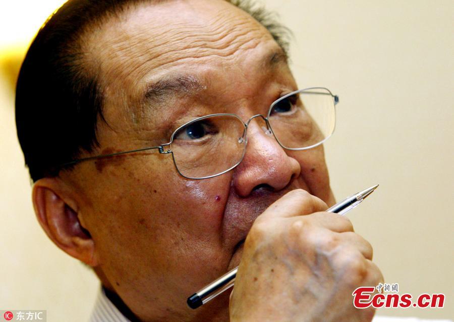 <?php echo strip_tags(addslashes(Louis Cha talks to reporters at a hotel in Hangzhou City, Zhejiang Province, Jul. 24, 2003. (Photo/IC))) ?>