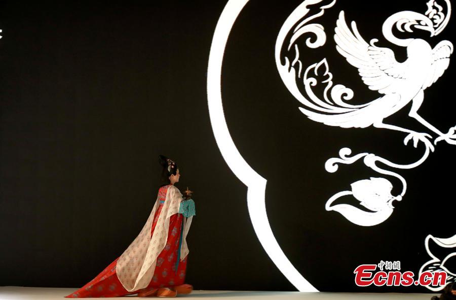 <?php echo strip_tags(addslashes(A model presents a creation by designer Chu Yan at China Fashion Week in Beijing, China, Oct. 30, 2018. (Photo: China News Service/Sheng Jiapeng))) ?>