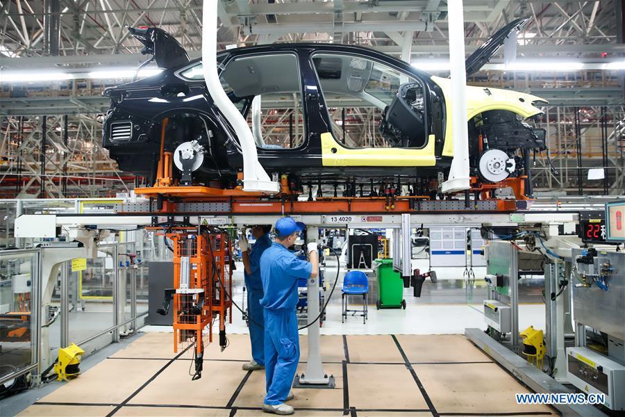 Workers are seen on an assembly line at SAIC-Volkswagen workshop in Shanghai, east China, Oct. 30, 2018. SAIC\'s new cars will make debut at the first China International Import Expo (CIIE) which runs from Nov. 5 to 10 in Shanghai. The CIIE is the latest move of China to promote trade liberalization and further open up its market. (Xinhua/Ding Ting)