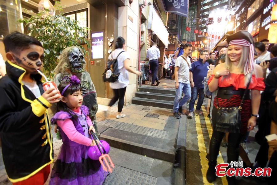 People dressed in Halloween costumes celebrate the western festival at Lan Kwai Fong in Hong Kong on October 31, 2018. (Photo: China News Service/Hong Shaokui)