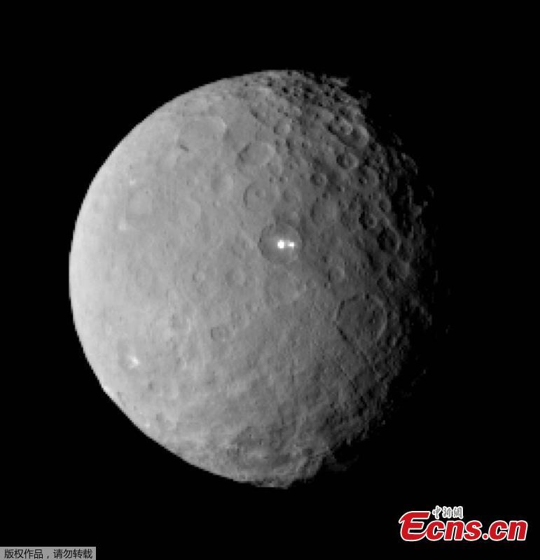 This file image provided by NASA shows the dwarf planet Ceres, taken by the space agency\'s Dawn spacecraft from a distance of nearly 29,000 miles (46,000 kilometers). On Friday, March 6, 2015, NASA’s Dawn spacecraft arrives at the mysterious dwarf planet located in the asteroid belt between Mars and Jupiter after a nearly eight-year journey. Dawn, which previously visited Vesta, also in the asteroid belt, has already beamed back images of Ceres as it closes in. （Photo/Agencies）