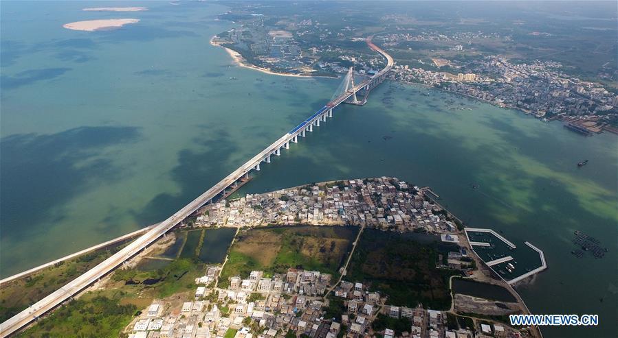 Aerial photo taken on Nov. 3, 2018 shows Puqian Bridge under construction in south China\'s Hainan Province. The closure of the main bridge of Puqian Bridge spanning a geological fault line was finished on Saturday. (Xinhua/Guo Cheng)