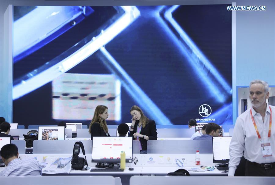 Journalists chat at the media center of the first China International Import Expo (CIIE) in Shanghai, east China, Nov. 5, 2018. The first CIIE opened here on Monday and has drawn much attention from domestic and international media. (Xinhua/Lan Hongguang)