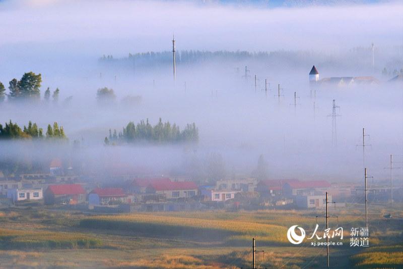 Thin mist falls over the Burqin of Altay region in Xinjiang Uygur Autonomous Region, making the small county look like a wonderland.  (Photo/people.cn)