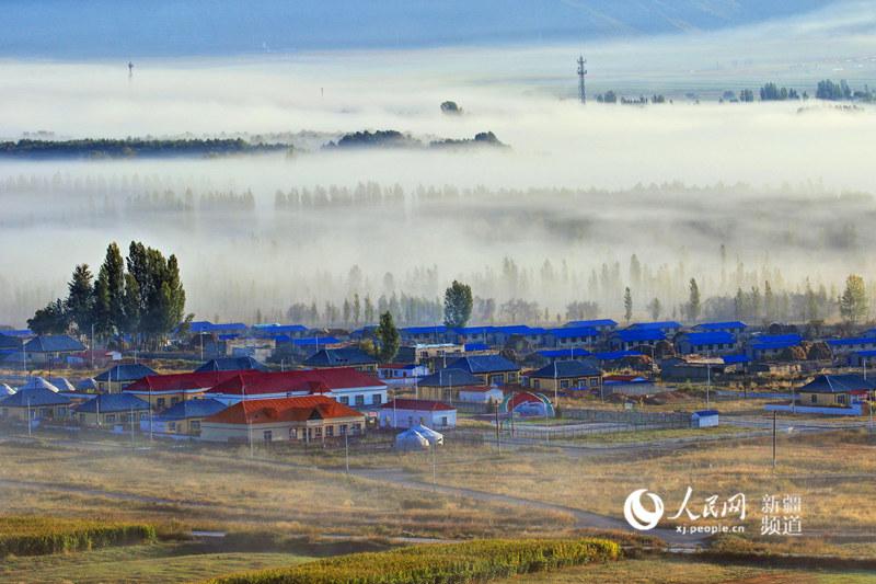 Thin mist falls over the Burqin of Altay region in Xinjiang Uygur Autonomous Region, making the small county look like a wonderland.  (Photo/people.cn)