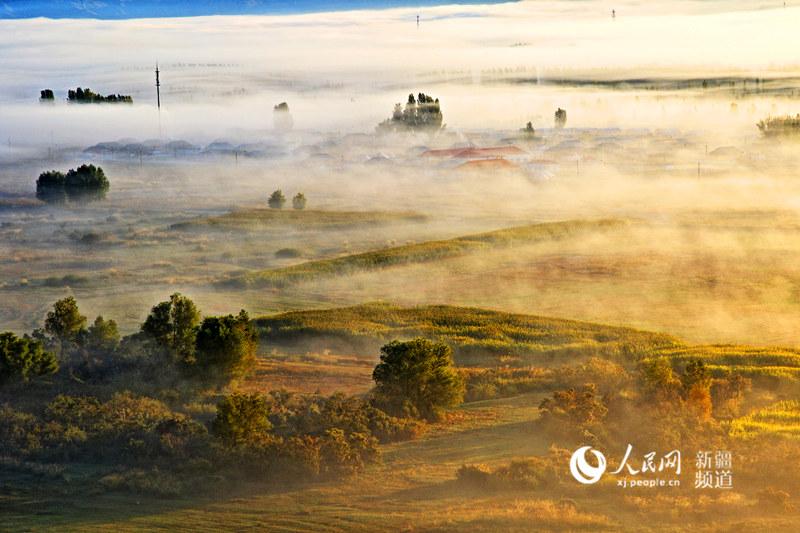 Thin mist falls over the Burqin of Altay region in Xinjiang Uygur Autonomous Region, making the small county look like a wonderland.   (Photo/people.cn)
