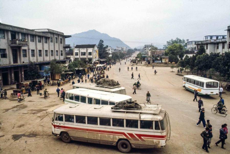 A bus stop from Wuzhou to Yangshuo.  (Photo by Jamie Fouss/provided to chinadaily.com.cn)