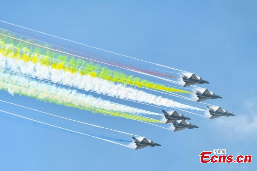 Fighter jets of China\'s Bayi Aerobatic Team perform at the 12th China International Aviation and Aerospace Exhibition (Airshow China) in the southern port city of Zhuhai, Guangdong Province on November 6, 2018.  (Photo: China News Service/ Chen Jimin)